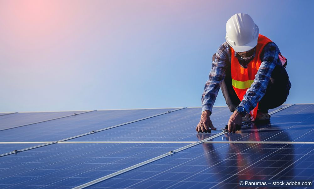 Un expert monte une installation solaire