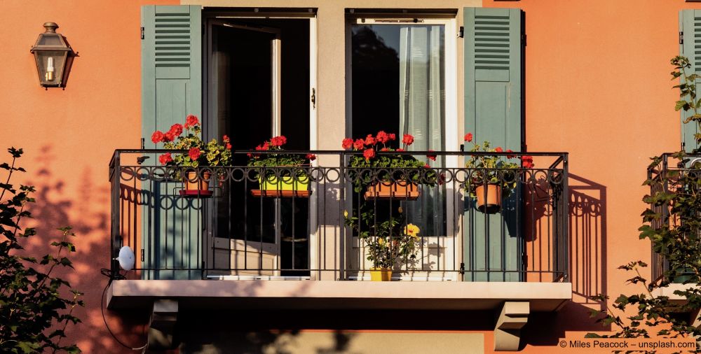 Balcon-fini-avec-des-fleurs