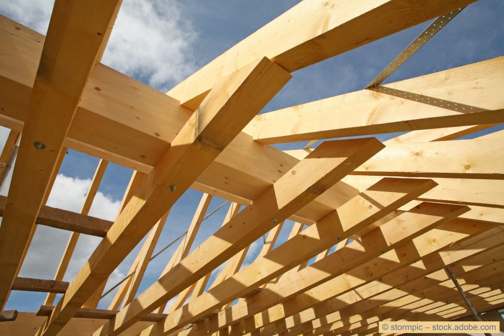 Haus-wird-gebaut-Grundgerüst-aus-Holz