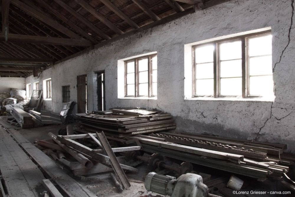 Grange avec fenêtres installées ultérieurement