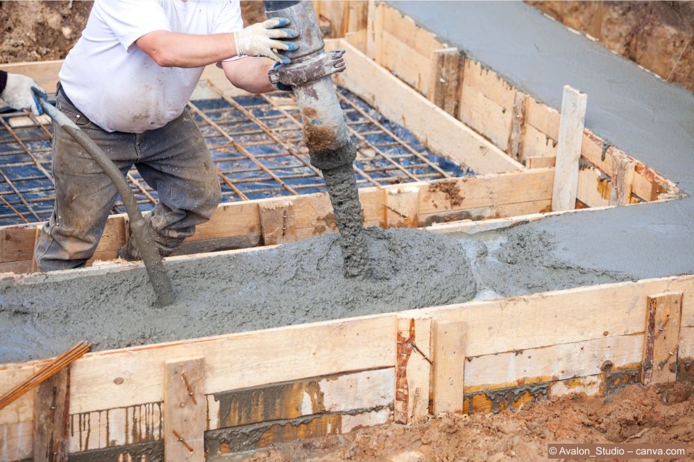 Handwerker-betoniert-ein-Fundament