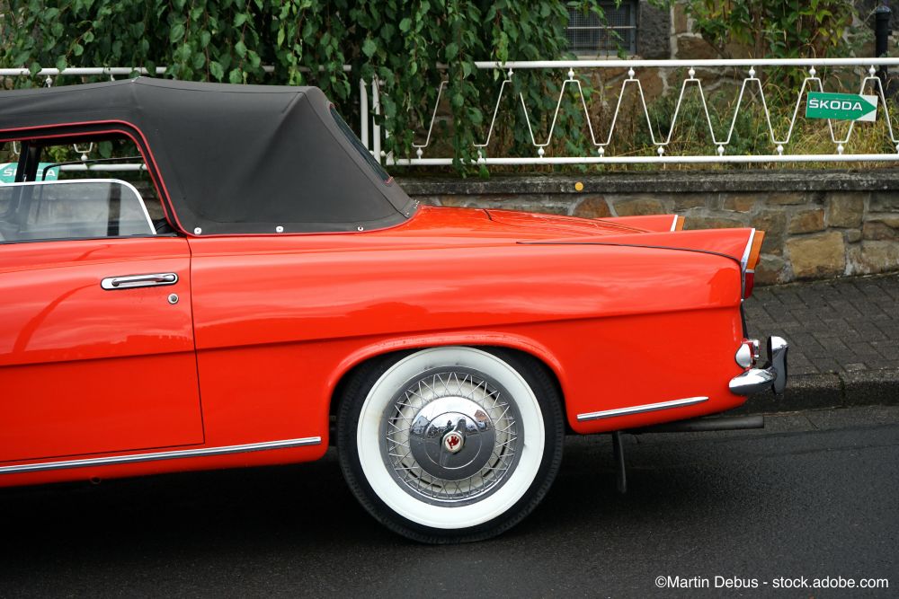 Skoda Felicia Cabriolet des années cinquante en rouge avec capote en toile noire et pneus à flancs blancs