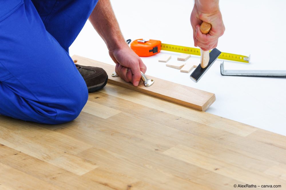 Le stratifié est enfoncé à l'aide d'un cale de frappe