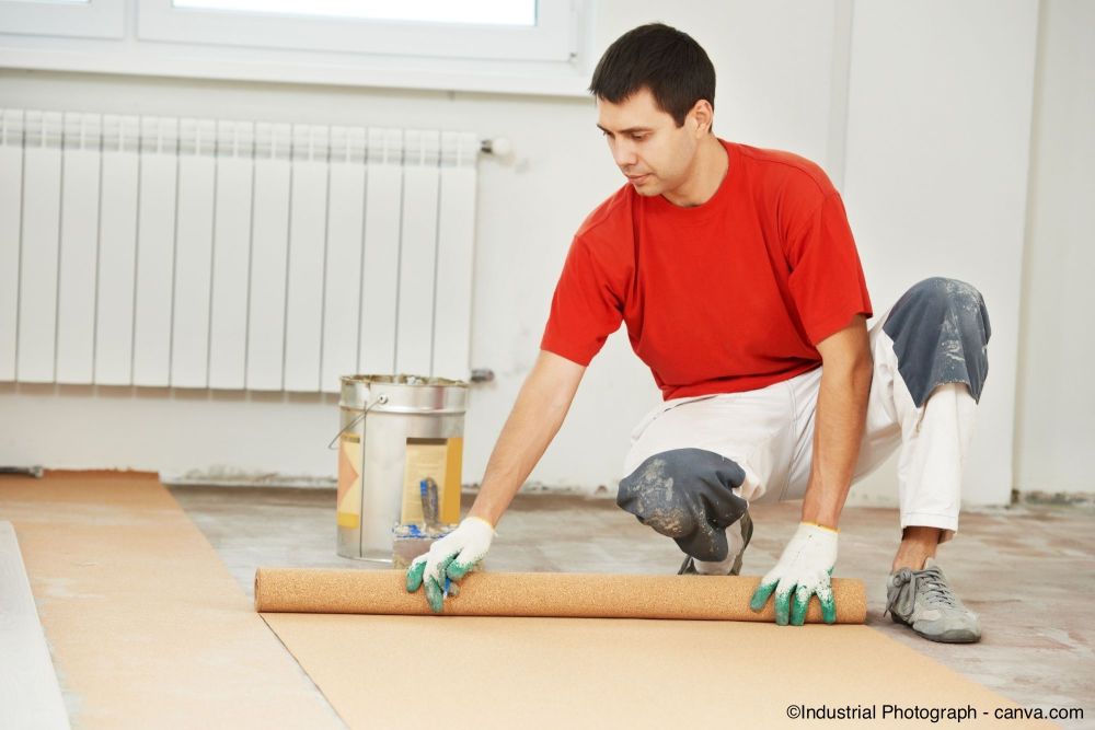 Un poseur de sol pose un sol en liège