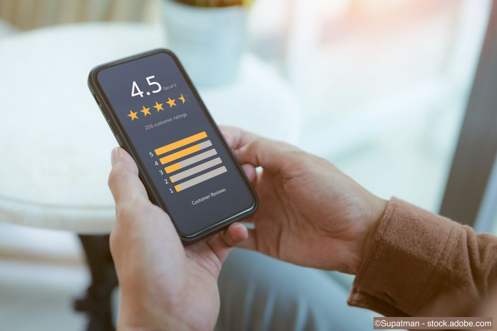 Mann überprüft Sterne-Bewertungen mit seinem Smartphone