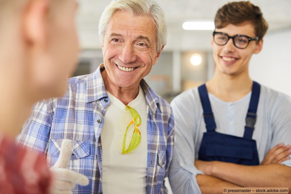 Handwerker-mit-Kollegen-laecheln-freundlich