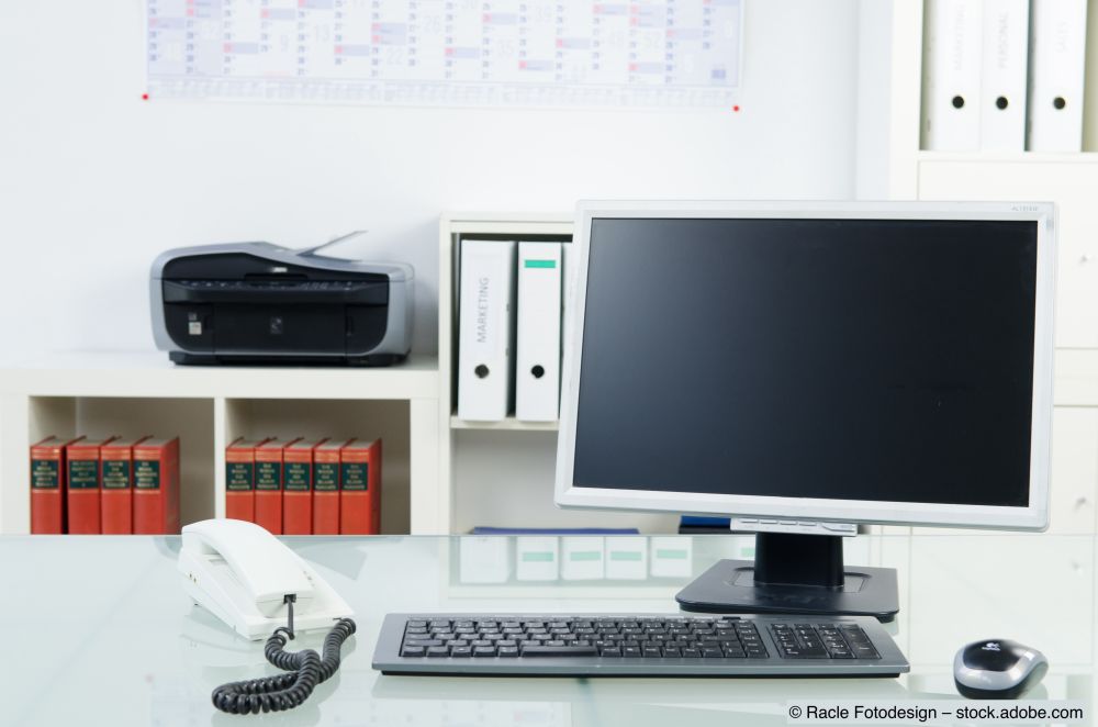 Telefon-neben-einem-Computer