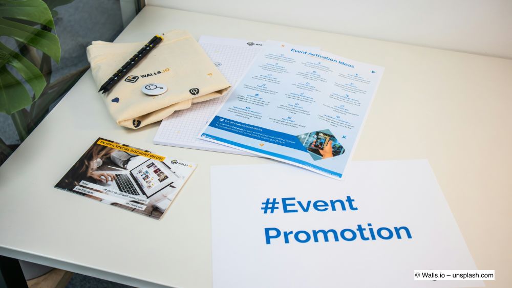 Flyer-liegen-auf-dem-Tisch