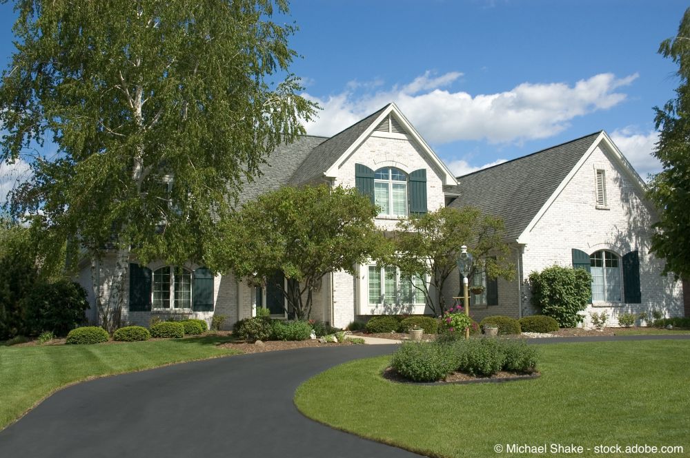 Einfamilienhaus mit frisch asphaltierter Einfahrt