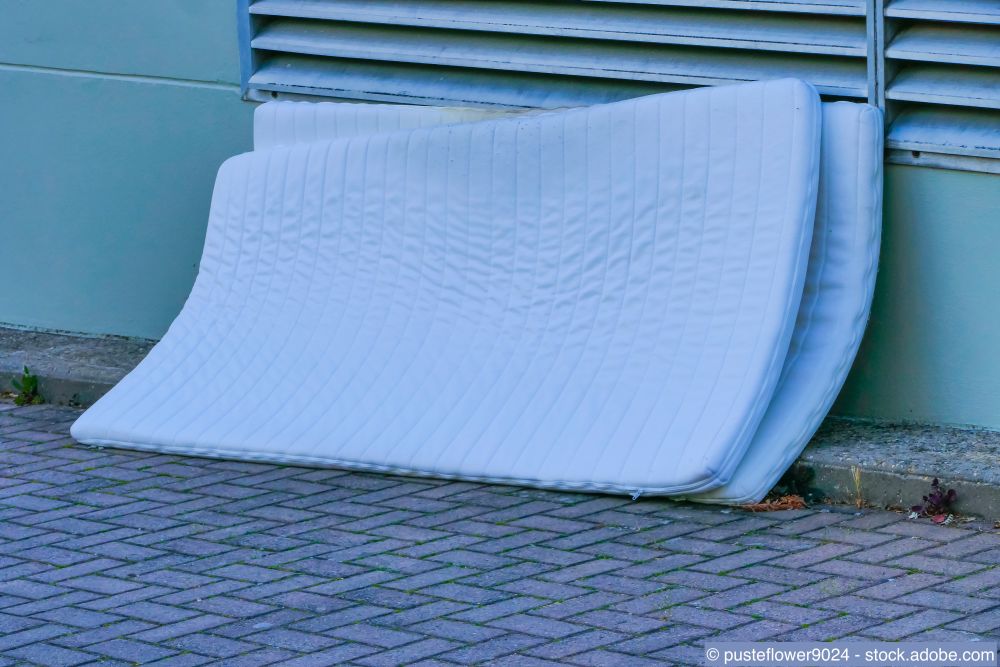 Alte Matratze liegt zur Entsorgung am Strassenrand