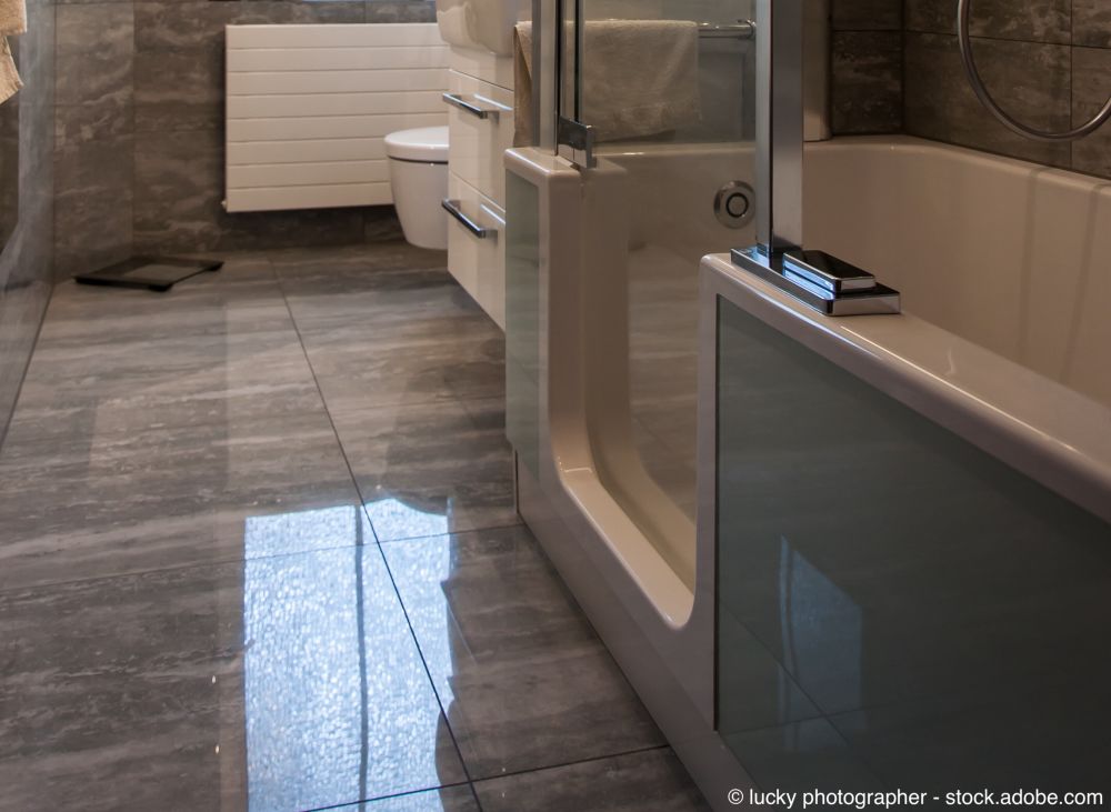 Blick von der Tür in ein Badezimmer , mit einer altersgerechten Ausstattung. Badewanne mit Einstieg und Duschfunktion