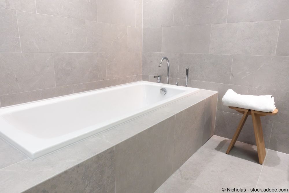 Moderne eingebaute Keramik-Badewanne mit Edelstahl- und Chrom-Armaturen