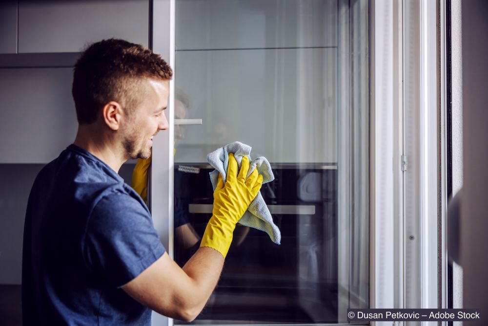 Mann-wischt-Fenster
