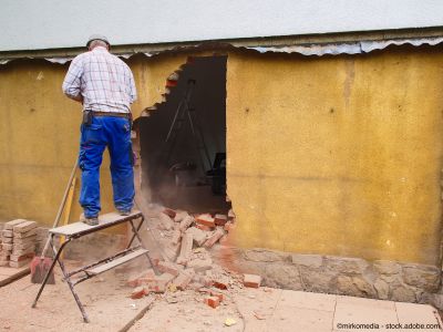 Handwerker entfernt Wand