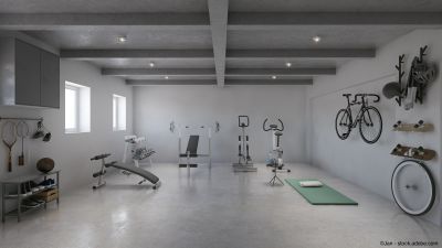 Gym en sous-sol avec sol de cave bétonné