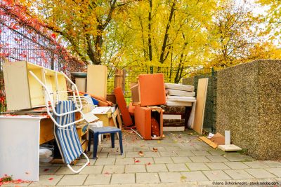 Des objets encombrants traînent dans la cour