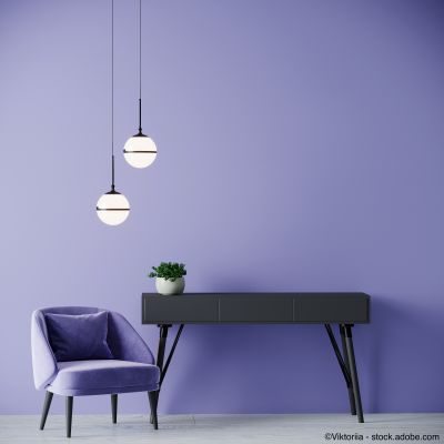 Coin salon devant un mur violet