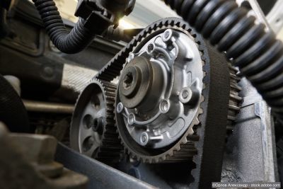 Montage de l'arbre d'entraînement dans la boîte de vitesses du moteur