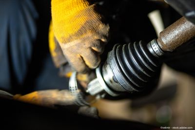 Montage de l'arbre d'entraînement dans la boîte de vitesses du moteur
