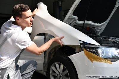 Remplacement de l'aile dans la construction de la carrosserie