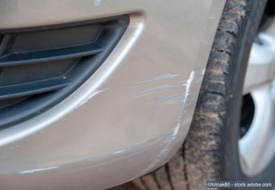 Voiture avec des rayures sur le pare-chocs