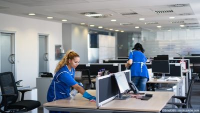 Les agents de nettoyage nettoient les bureaux vides