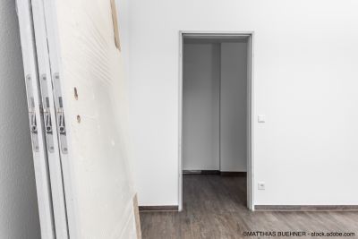 Une nouvelle porte en bois est installée 