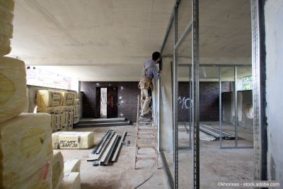 Un spécialiste construit une cloison