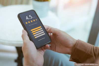 Mann überprüft Sterne-Bewertungen mit seinem Smartphone