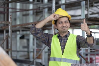 Bauarbeiter zeigt Daumen-hoch