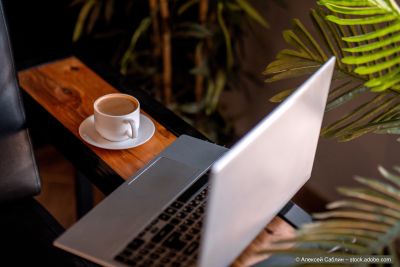 Laptop-und-Tasse-Kaffee