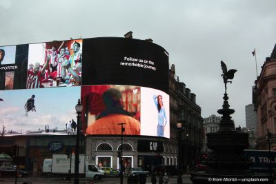 Werbebildschirme-in-einer-Stadt