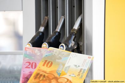 Tankstelle in der Schweiz und Banknoten Schweizer Franken