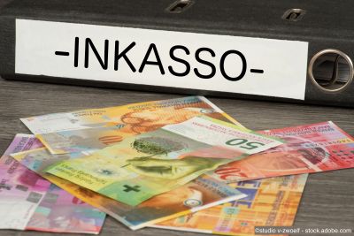 Ein Ordner mit dem Aufdruck Inkasso und Banknoten Schweizer Franken