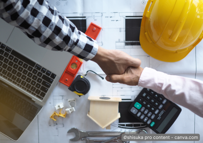 Handschlag zwischen Handwerker und Kunde.