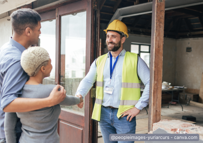 Handschlag zwischen Handwerker und Kunden