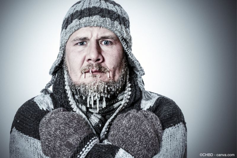 Homme en habits d'hiver qui grelotte