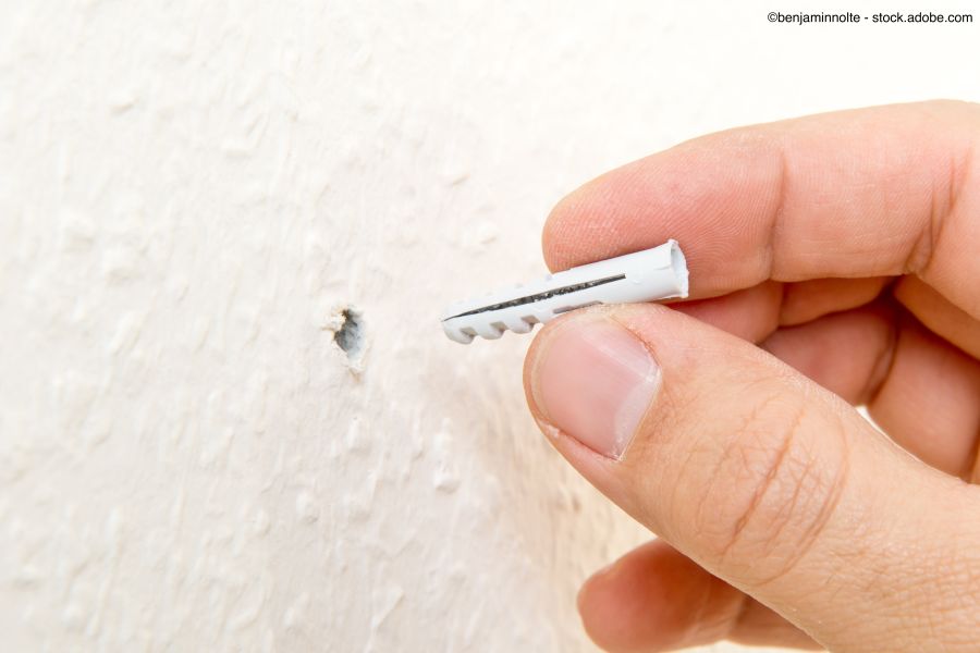 Boucher les trous de chevilles dans le mur