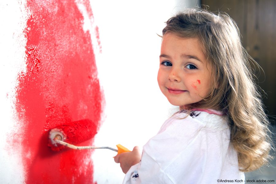 La chambre d'enfant est peinte en rouge par une petite fille