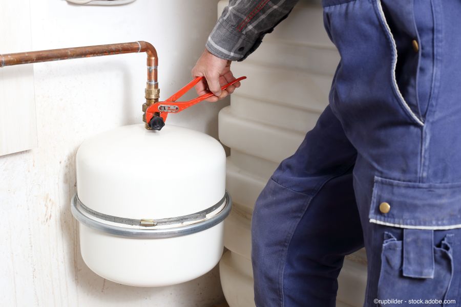 Un artisan visse une citerne à mazout 