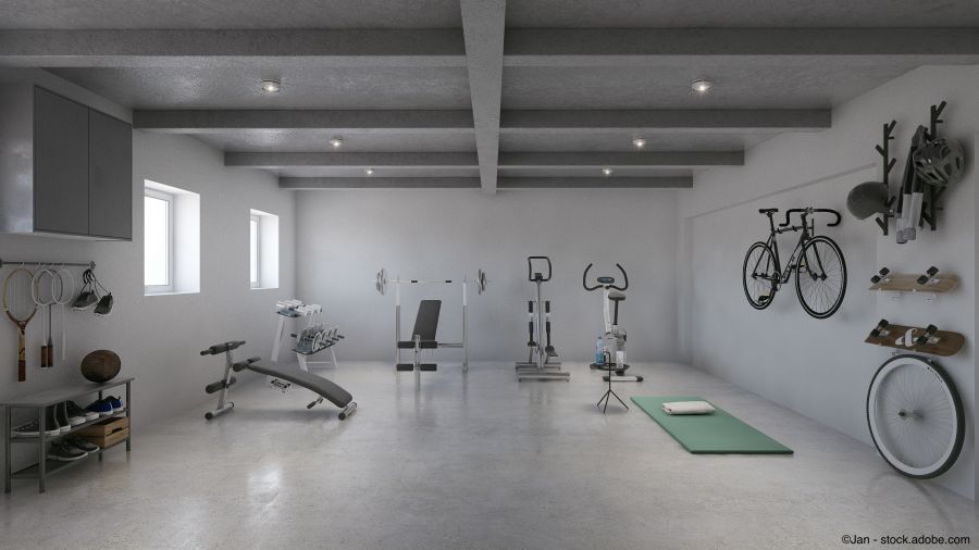 Gym en sous-sol avec sol de cave bétonné