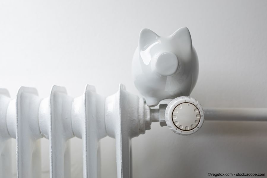 Une tirelire est posée sur un radiateur