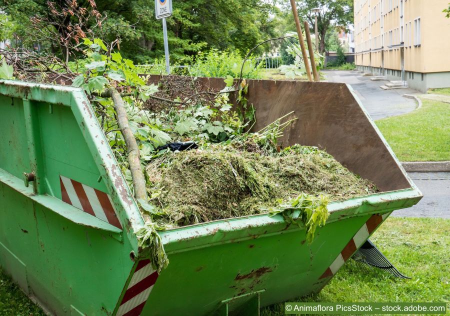 Conteneur plein de déchets verts