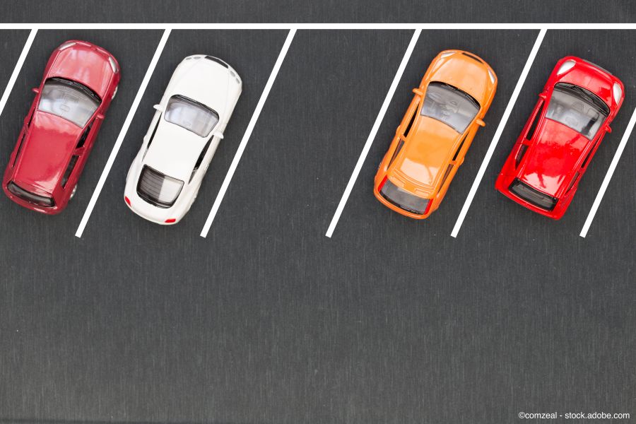 Ein Parkplatz mit Autos aus der Vogelperspektive 