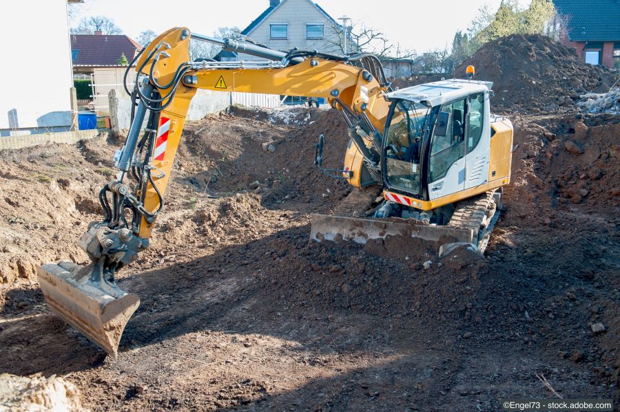 Une pelleteuse creuse une excavation