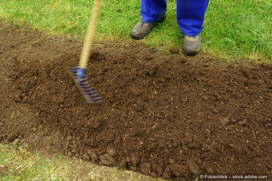 Gärtner trägt Rasenfläche ab