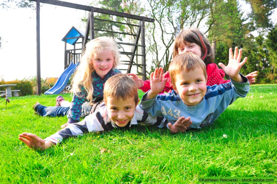 Kinder beim Spielen im Garten