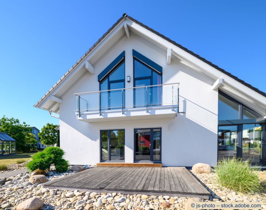 Balcon indépendant en verre d'une maison individuelle moderne