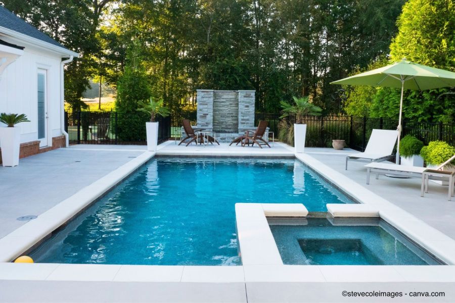 Piscine moderne dans un jardin privé