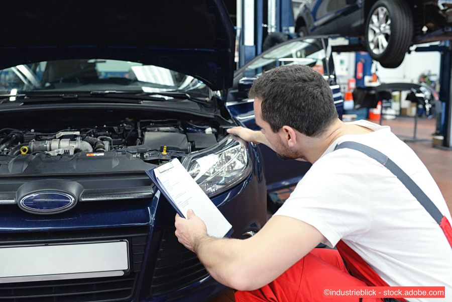 Le mécanicien automobile contrôle le véhicule avant l'inspection MFK